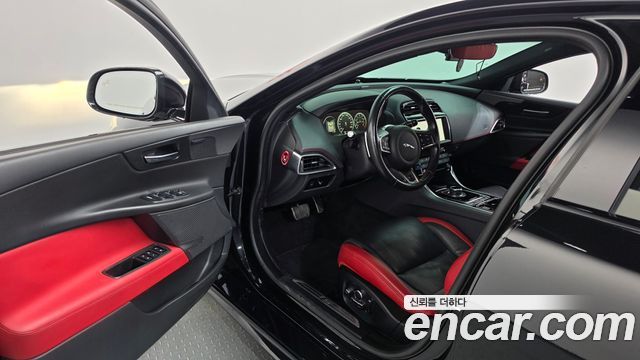 Jaguar XE 2019 — photo 13