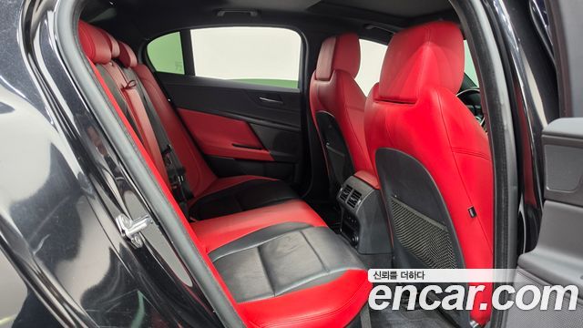 Jaguar XE 2019 — photo 17