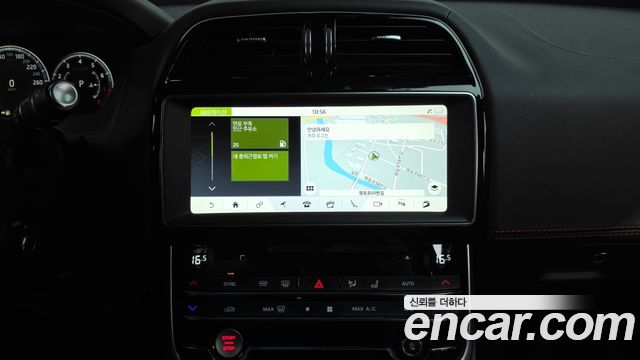 Jaguar XE 2019 — photo 20