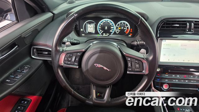 Jaguar XE 2019 — photo 21