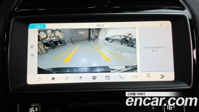 Jaguar XE 2019 — photo 22