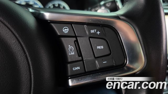 Jaguar XE 2019 — photo 23