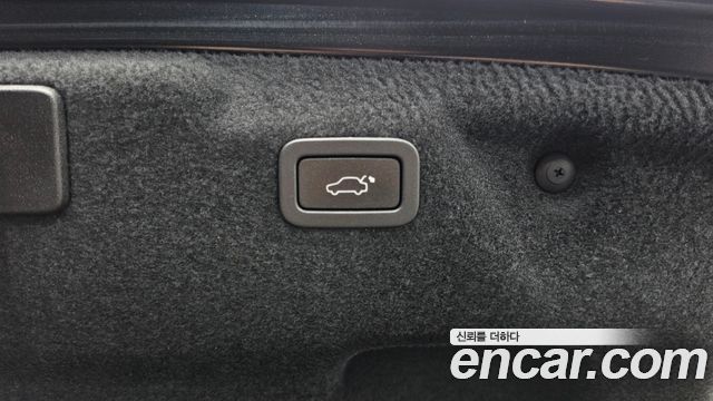 Jaguar XE 2019 — photo 25