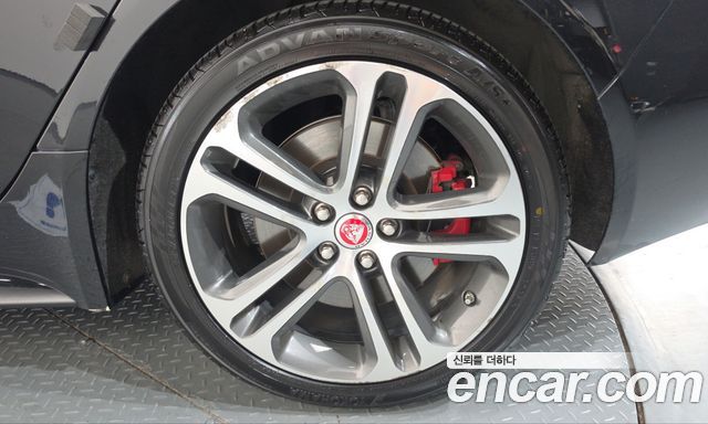 Jaguar XE 2019 — photo 7