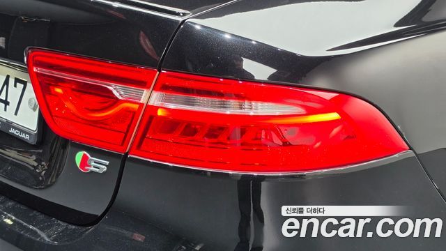 Jaguar XE 2019 — photo 9