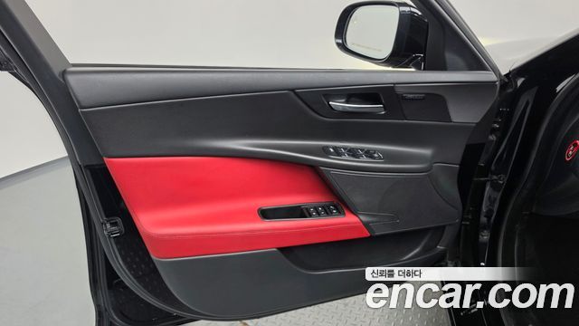 Jaguar XE 2019 — photo 14