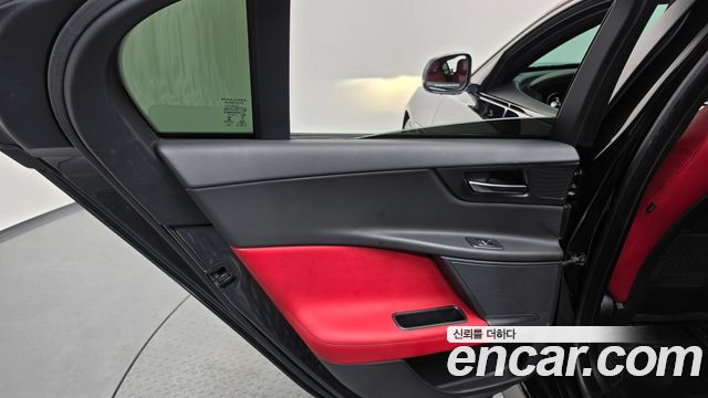 Jaguar XE 2019 — photo 15