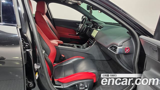 Jaguar XE 2019 — photo 16