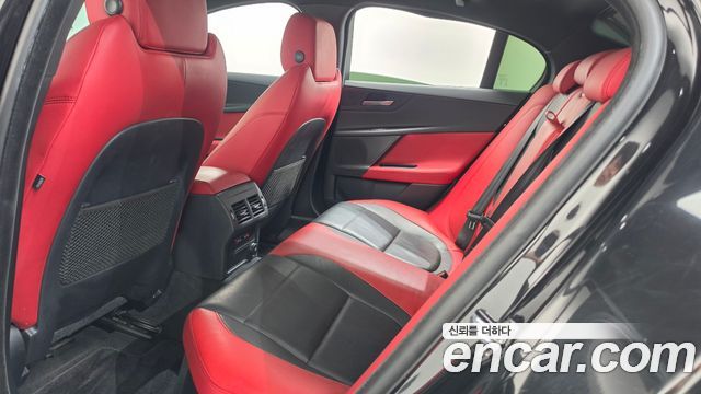 Jaguar XE 2019 — photo 28