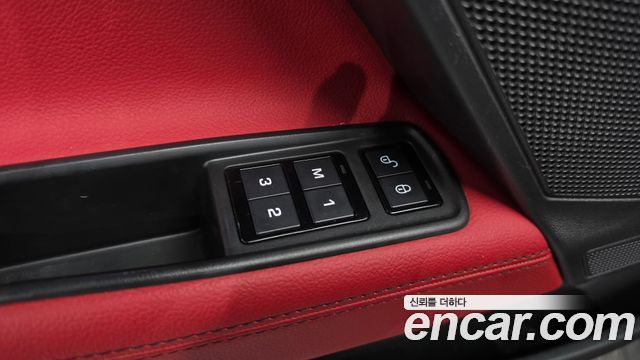 Jaguar XE 2019 — photo 32