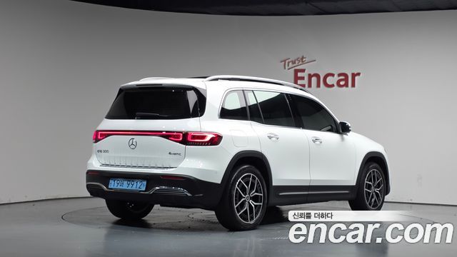 Mercedes-Benz EQB 2023 — photo 2
