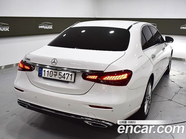Mercedes-Benz E-Class 2022 — photo 3