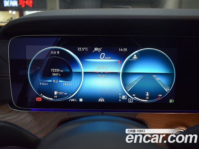 Mercedes-Benz E-Class 2022 — photo 9
