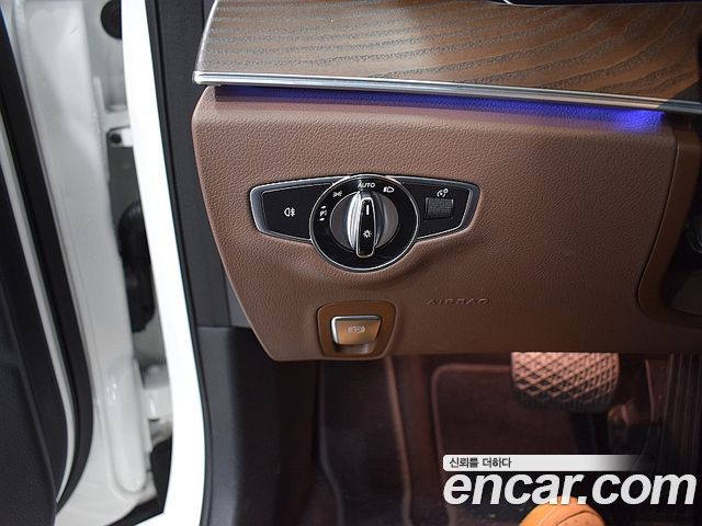 Mercedes-Benz E-Class 2022 — photo 11