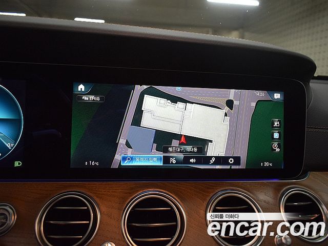 Mercedes-Benz E-Class 2022 — photo 12