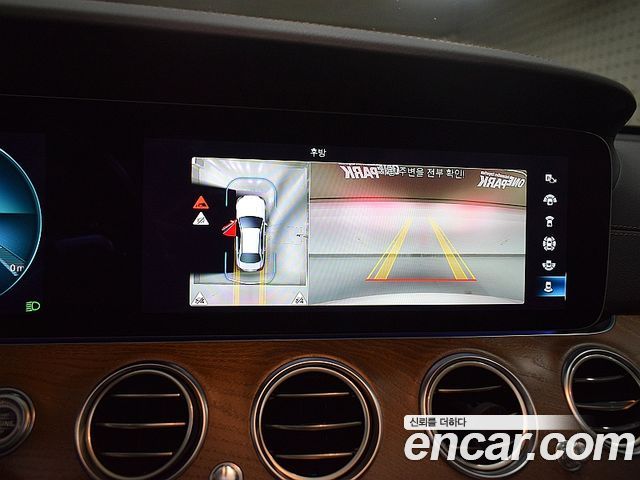 Mercedes-Benz E-Class 2022 — photo 13