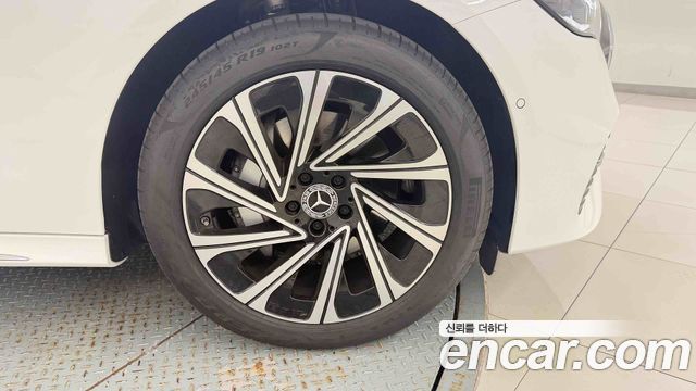 Mercedes-Benz E-Class 2026 — photo 8