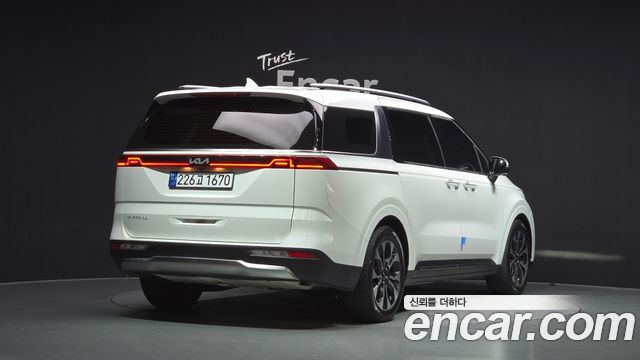 Kia Canival 2023 — photo 2