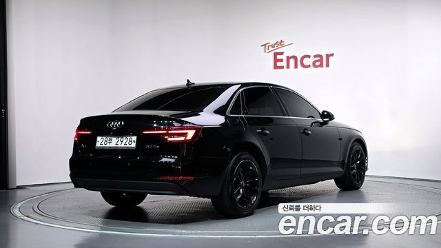 Audi A4 2018 — photo 2