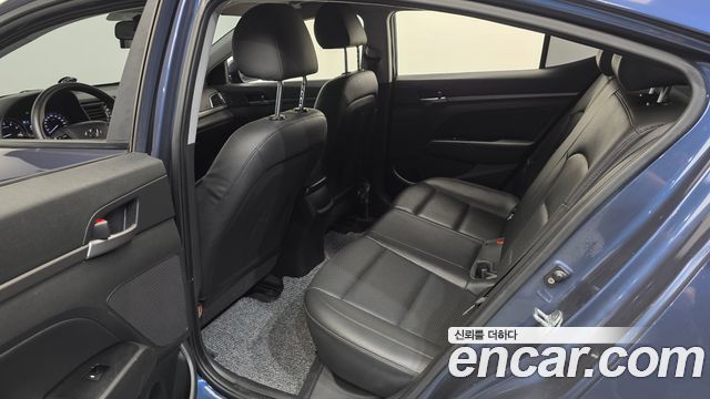 Hyundai AVANTE 2018 — photo 12