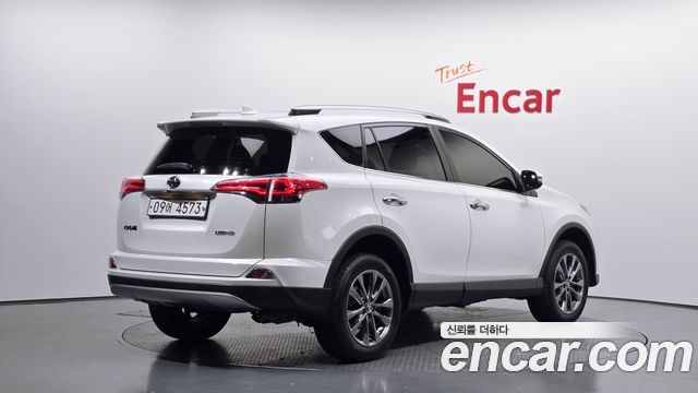 Toyota RAV4 2018 — photo 2