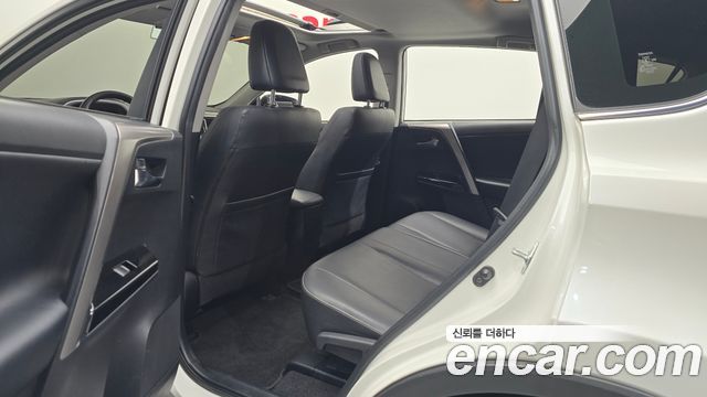 Toyota RAV4 2018 — photo 11