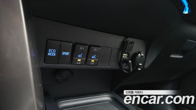 Toyota RAV4 2018 — photo 16