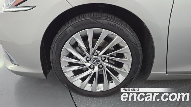 Lexus ES 2021 — photo 5