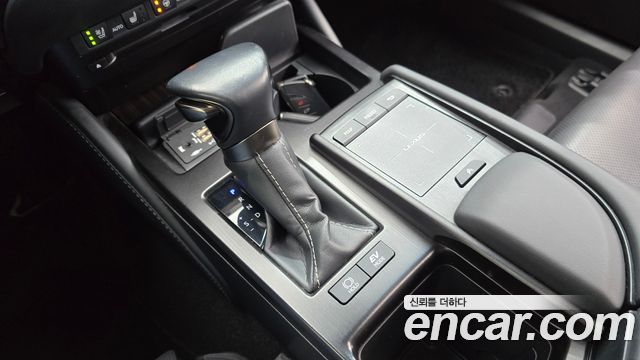 Lexus ES 2021 — photo 12