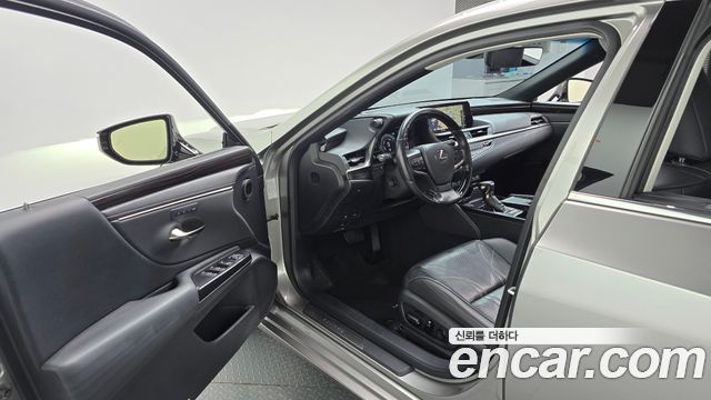 Lexus ES 2021 — photo 13