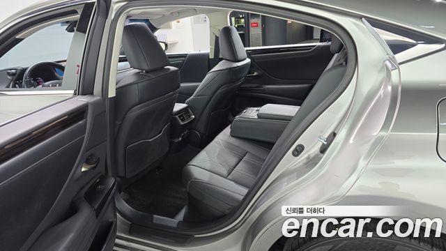 Lexus ES 2021 — photo 17
