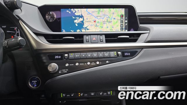 Lexus ES 2021 — photo 18