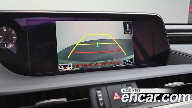 Lexus ES 2021 — photo 20