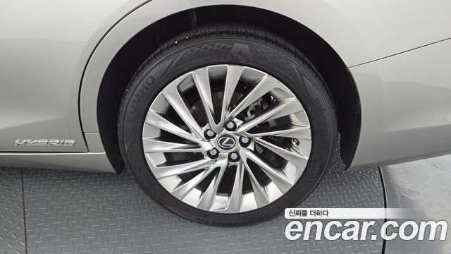 Lexus ES 2021 — photo 7