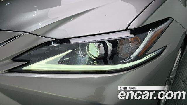 Lexus ES 2021 — photo 8
