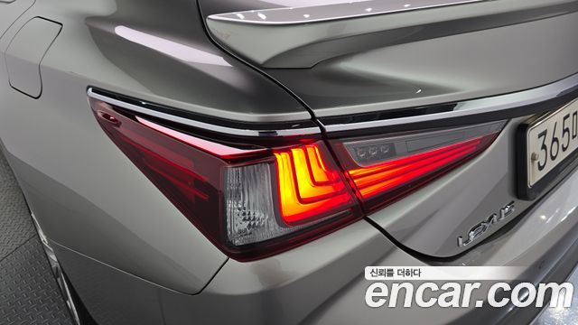Lexus ES 2021 — photo 9