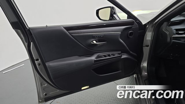 Lexus ES 2021 — photo 14