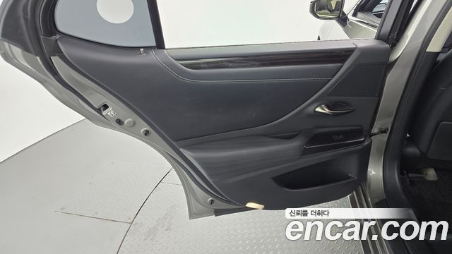 Lexus ES 2021 — photo 15