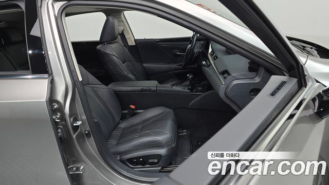 Lexus ES 2021 — photo 16