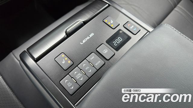 Lexus ES 2021 — photo 30