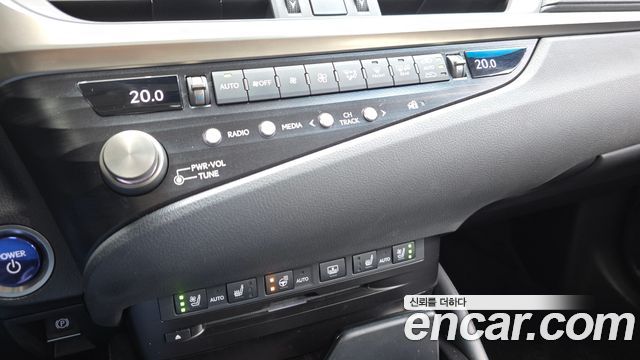 Lexus ES 2021 — photo 32