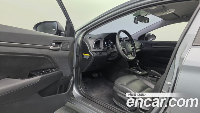 Hyundai AVANTE 2018 — photo 13
