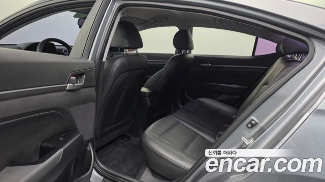 Hyundai AVANTE 2018 — photo 23