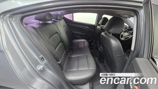Hyundai AVANTE 2018 — photo 24