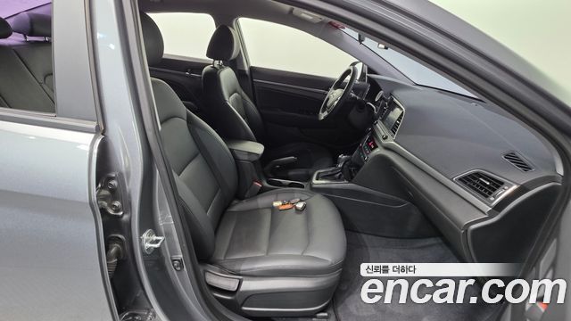 Hyundai AVANTE 2018 — photo 16