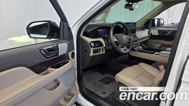 Lincoln Navigator 2022 — photo 13