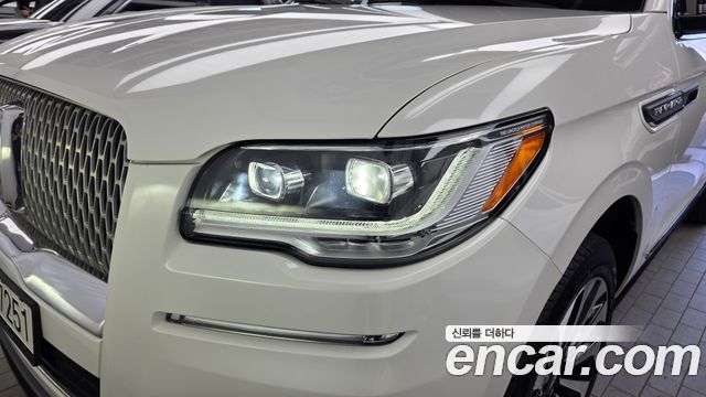 Lincoln Navigator 2022 — photo 8
