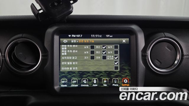 Jeep Wrangler 2021 — photo 16