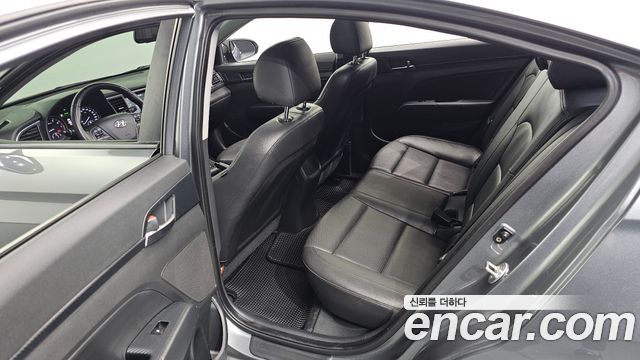 Hyundai AVANTE 2018 — photo 11