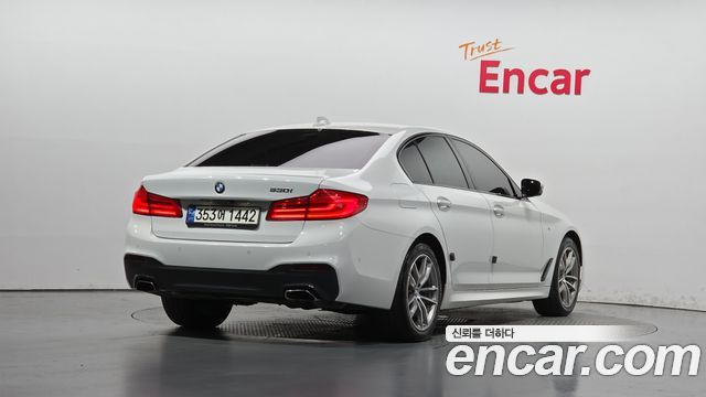 BMW 5-Series 2017 — photo 2